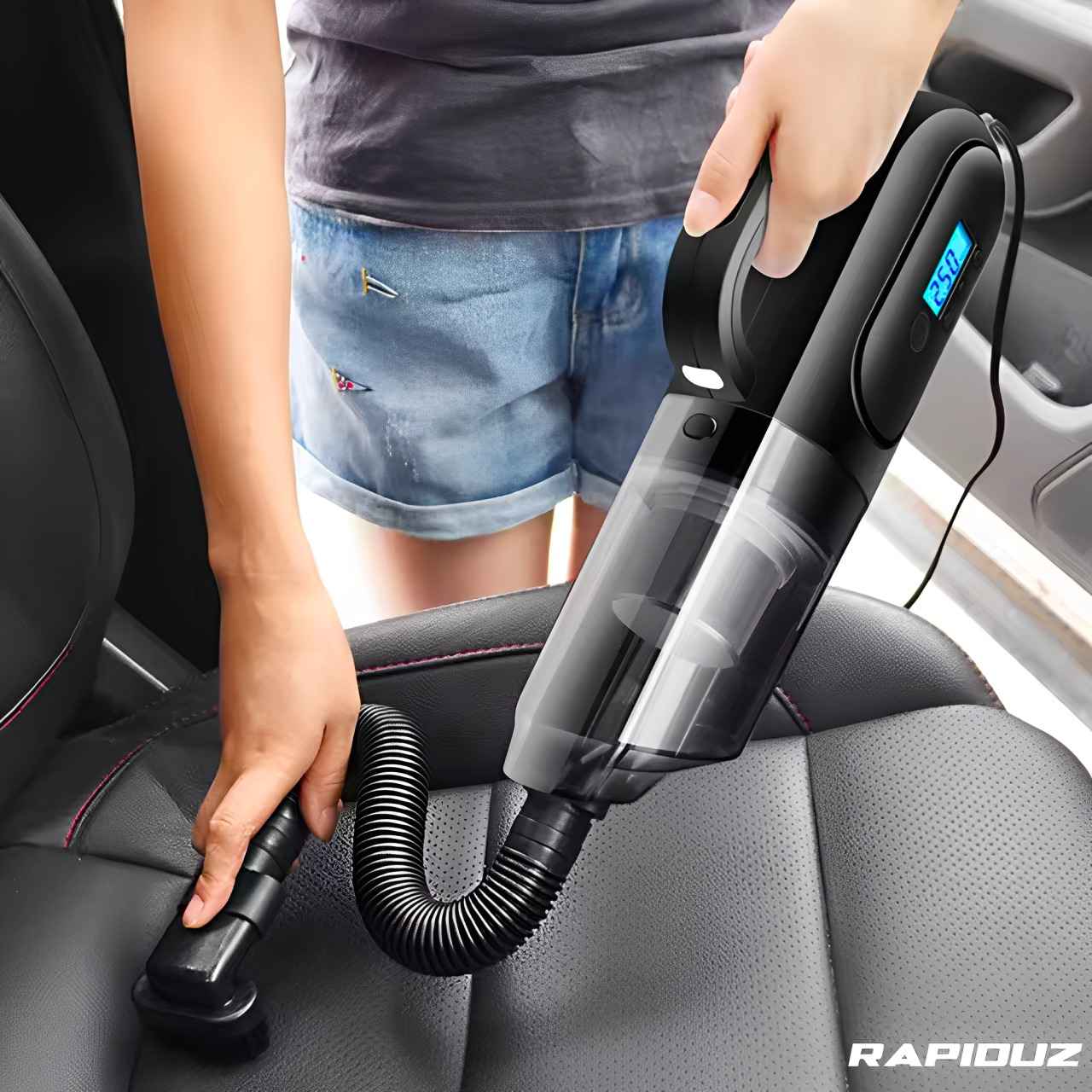 aspirador de carro limpando o carro por dentro 