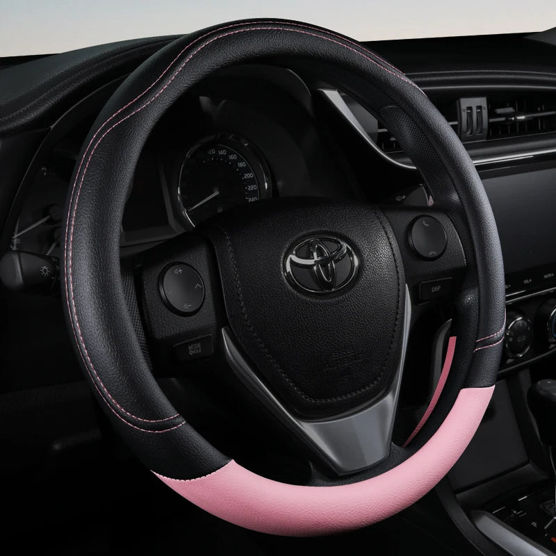 Capa de couro rosa com costura reforçada para volante de carro.