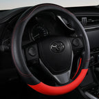 Capa de couro vermelho para volante com acabamento antiderrapante.