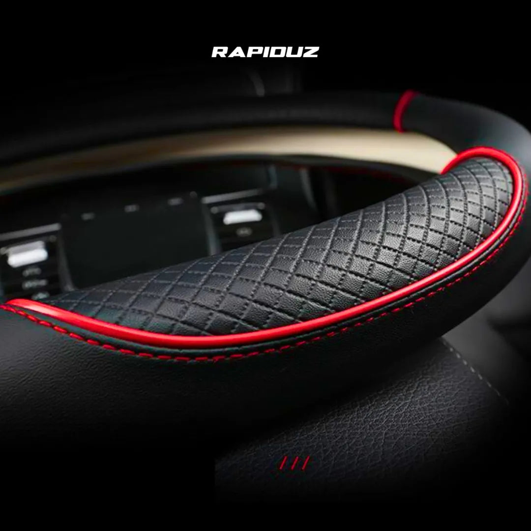 Imagem mostra de perto os detalhes do couro sofisticado da capa de volante