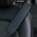 Capa de cinto de segurança azul no carro, conforto ao dirigir e visual elegante