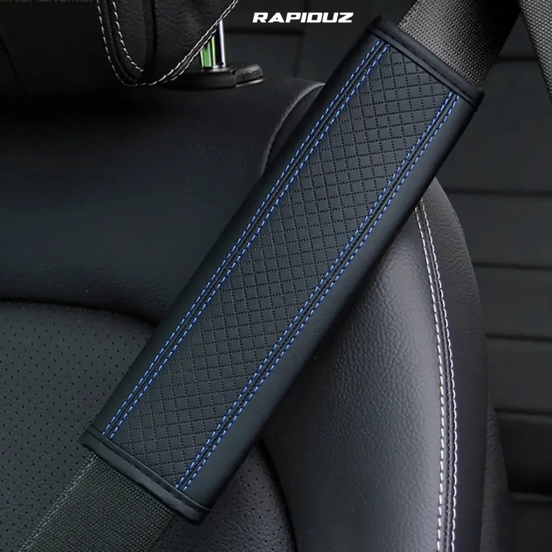 Capa de cinto de segurança azul no carro, conforto ao dirigir e visual elegante