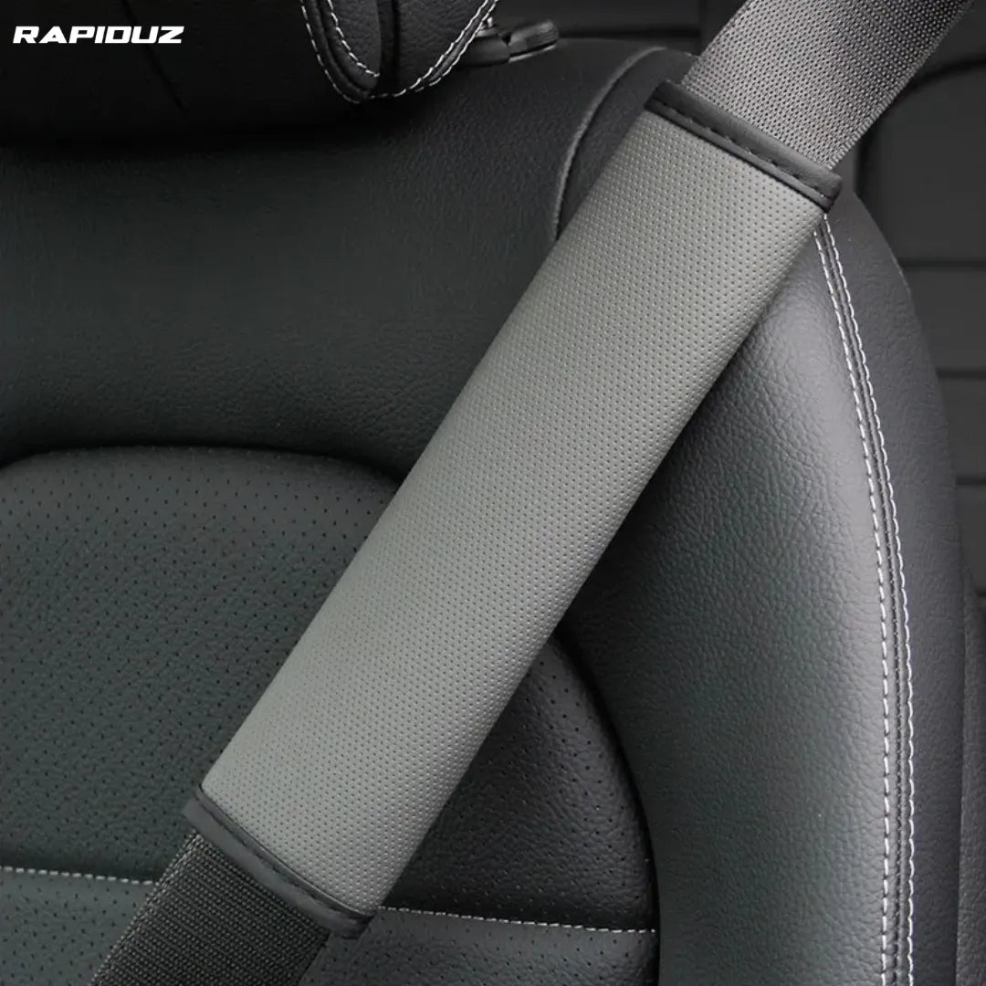 Capa de cinto de segurança prata instalado no carro, para segurança e estilo