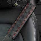 Imagem mostra capa para cinto de segurança vermelha instalada no cinto do carro