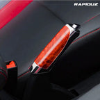 Freio de mão com capa vermelha instalada, imagem mostra revestimento e acabamento da capa