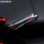 Capa para freio de mão preta com aplicação no freio de mão visível na imagem 