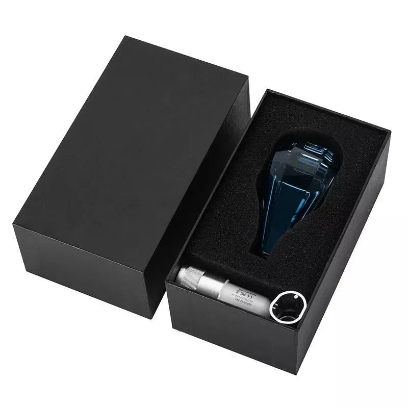 Imagem mostra a caixa original da marcha de carro com LED incluída