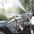 Pistola de água lavando carro com força, limpeza rápida e eficiente.