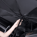 Carro com protetor solar no para-brisa, evita calor e protege o interior do veículo