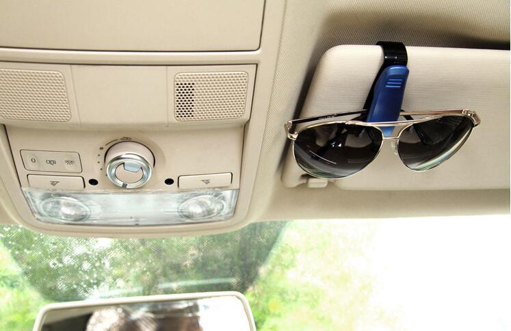 Suporte de óculos para carro com encaixe no interior do veículo e óculo posicionado
