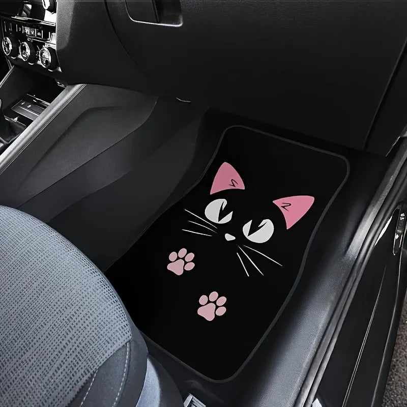 Tapete feminino com estampa de gatinho aplicado dentro do carro ao lado do motorista