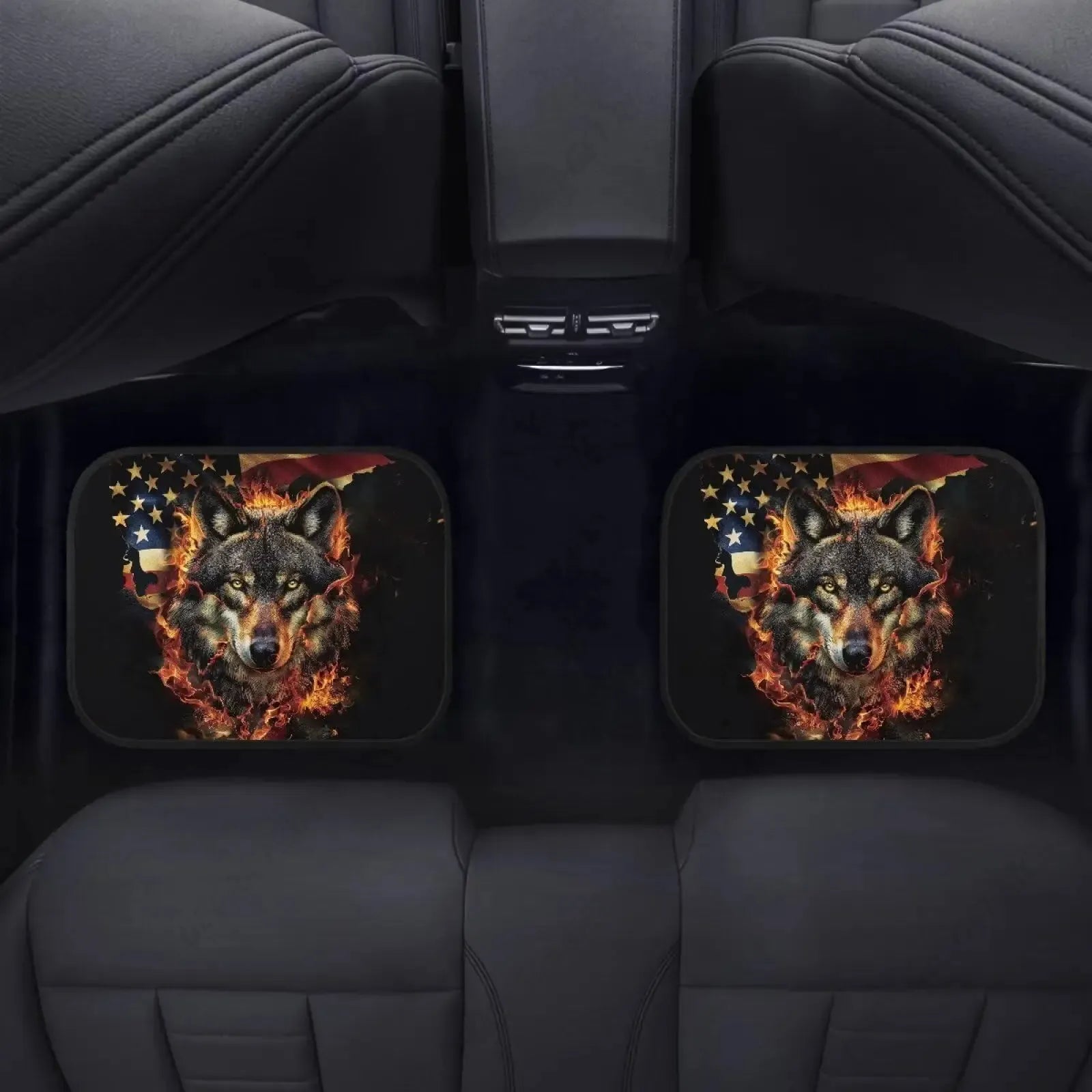 Dois tapetes de carro com visual de lobo instalados na parte traseira do carro