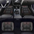 Dois tapetes automotivos marrom instalados na frente e dois na traseira, proteção eficaz