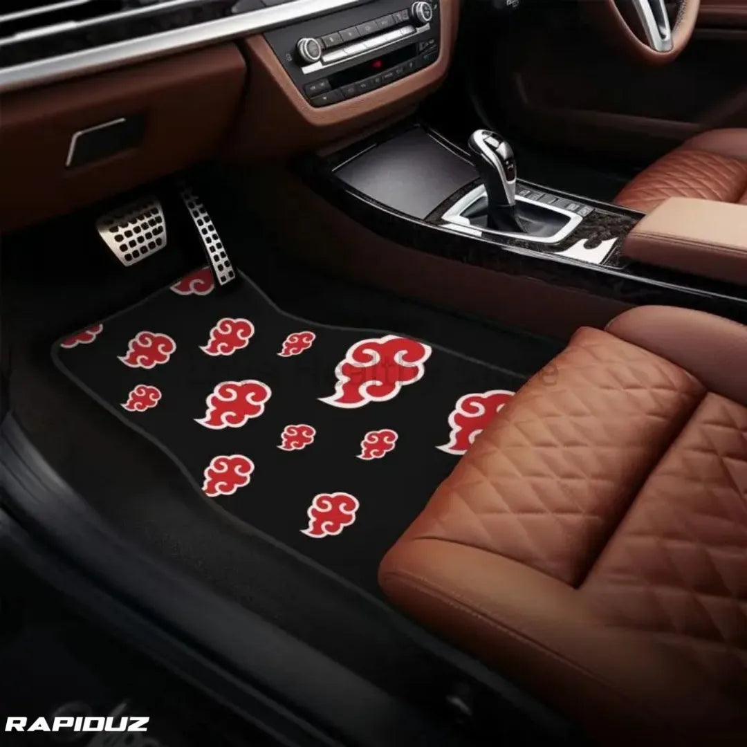 tapete de carro da Akatsuki instalado no lado do motorista com encaixe perfeito