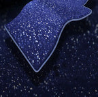 Detalhe em zoom do tapete de carro mostrando o brilho intenso e material resistente