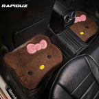Dois tapetes automotivos da Hello Kitty instalados na parte traseira do carro