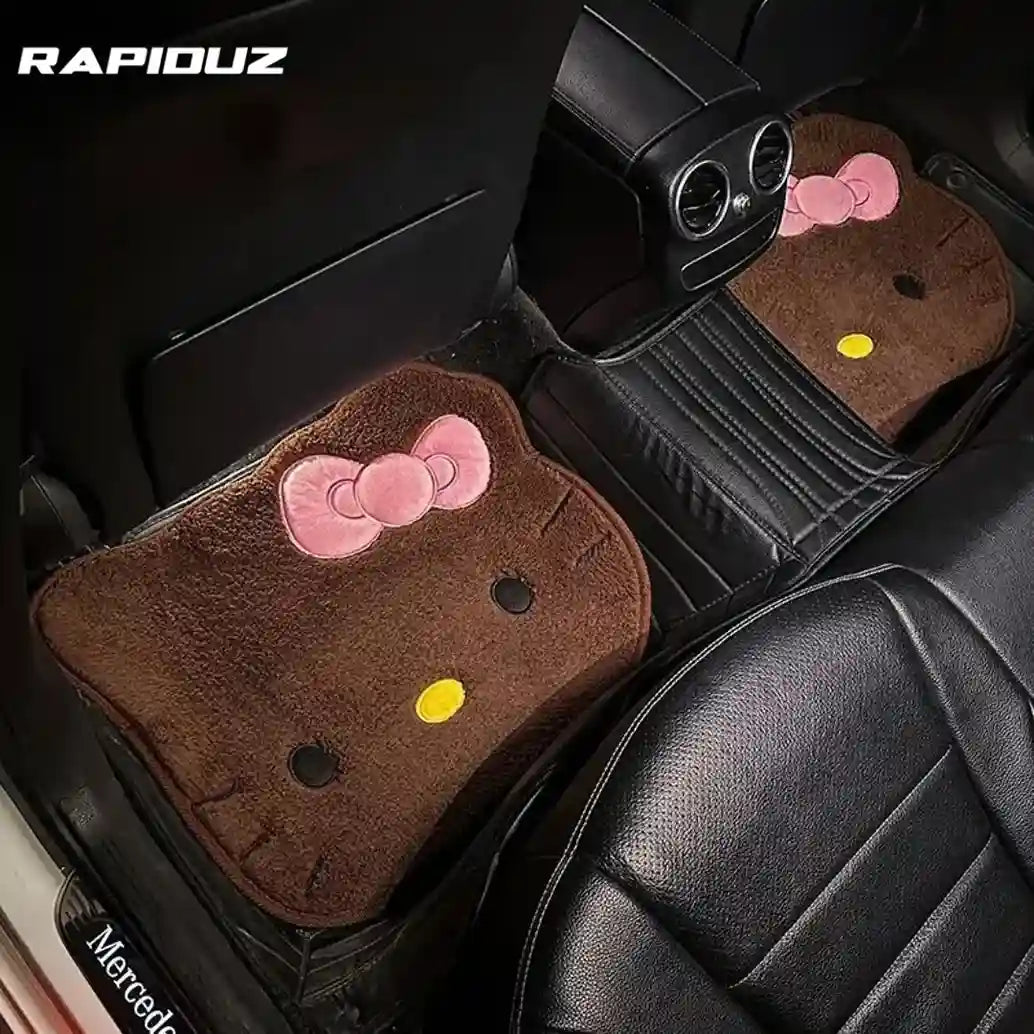 Dois tapetes automotivos da Hello Kitty instalados na parte traseira do carro