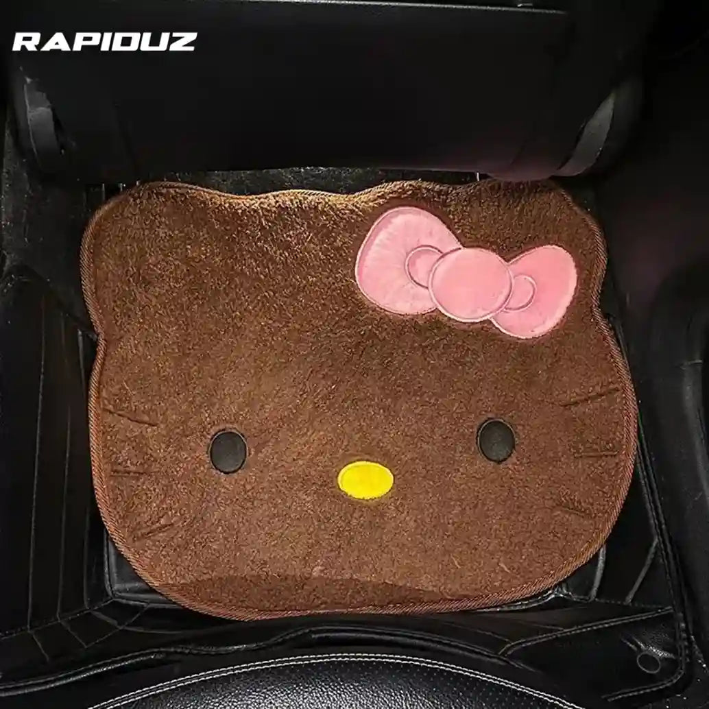 Tapete de carro da Hello Kitty instalado no carro