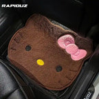 Tapetes para carro da Hello Kitty posicionados na parte traseira do veículo