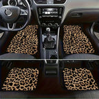 conjunto de tapetes de carro com estampa de leopardo instalado dentro do carro na frente e atrás 