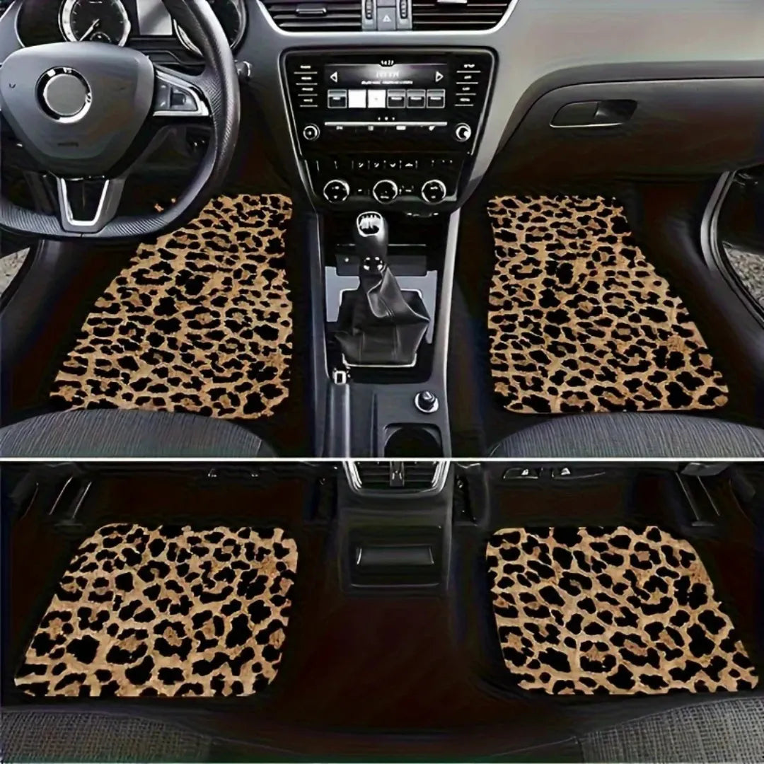 conjunto de tapetes de carro com estampa de leopardo instalado dentro do carro na frente e atrás 