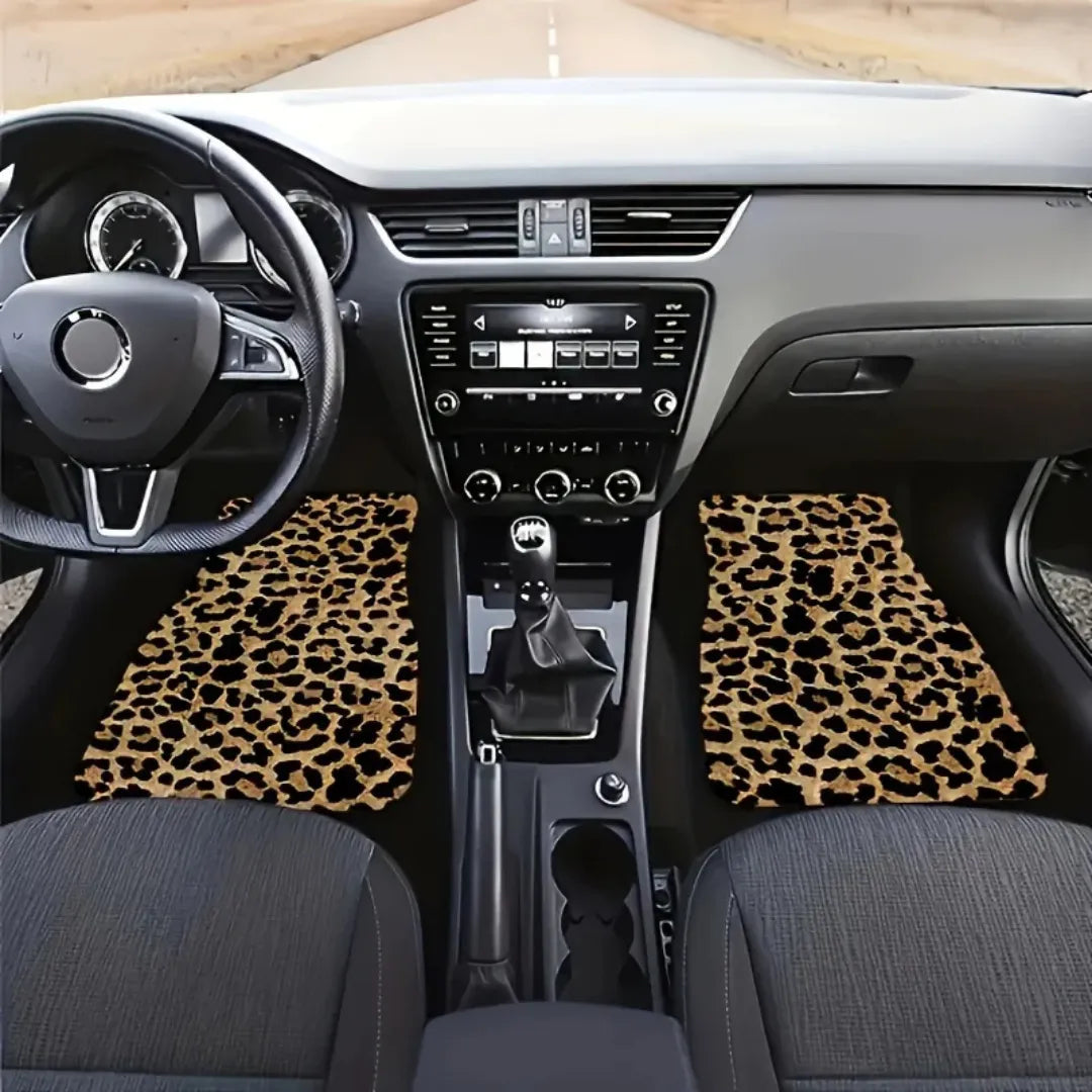 2 tapetes automotivos com estampa de leopardo instalados na parte da frente do carro