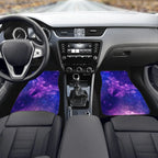 2 tapetes de carro com visual galáctico em destaque no interior do veículo