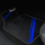 Tapete automotivo esportivo na cor azul instalado na parte da frente do motorista com encaixe perfeito