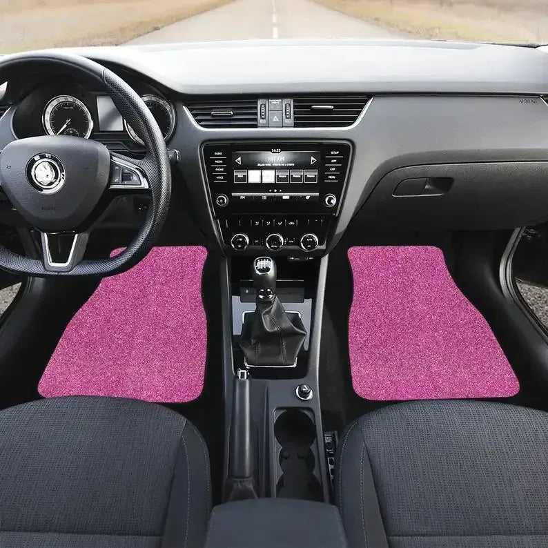 Dois tapetes automotivos universais femininos na cor rosa instalados na parte da frente do carro