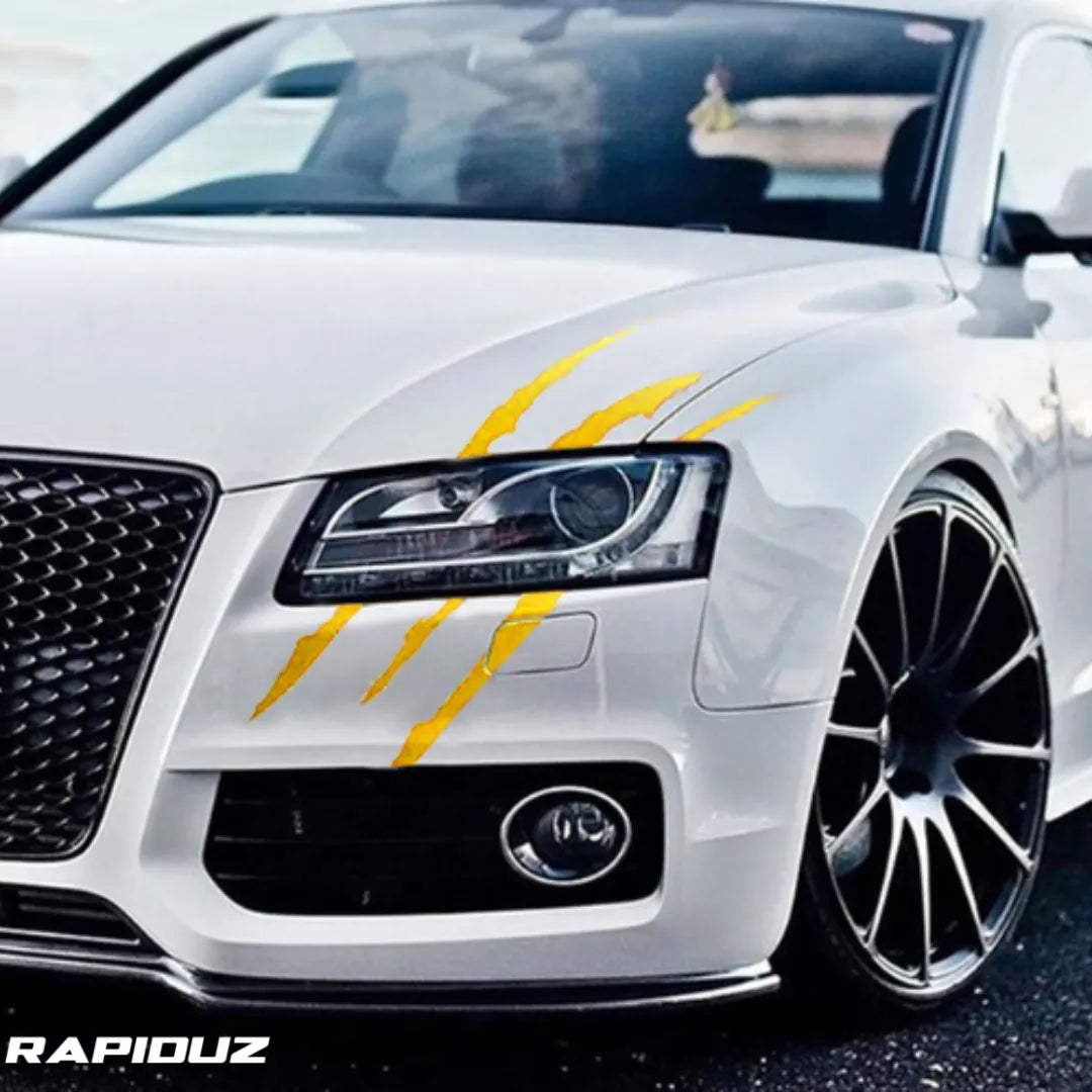 adesivo automotivo amarelo colado no carro