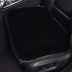 Almofada preta para carro sendo usada no banco do carro com tecido confortável e macio