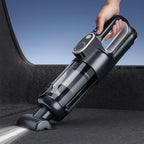 imagem mostra aspirador de pó para carro sendo usado para limpar o carro