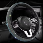 Capa de volante brilhante branca com acabamento que reflete a luz e chama atenção
