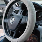 imagem mostra capa de volante em couro de napa na cor cinza, sendo utilizado no volante do carro