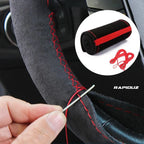 Capa de volante costurável sendo instalada manualmente com precisão