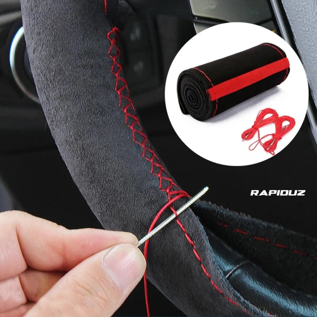 Capa de volante costurável sendo instalada manualmente com precisão