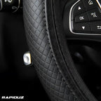 capa de volante em couro, imagem mostra com zoom o couro da capa em detalhes