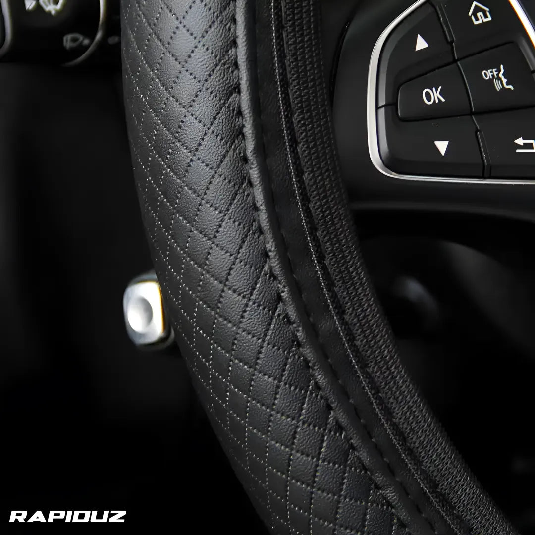 capa de volante em couro, imagem mostra com zoom o couro da capa em detalhes