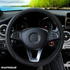 capa de volante em couro e antiderrapante sendo utilizado no volante