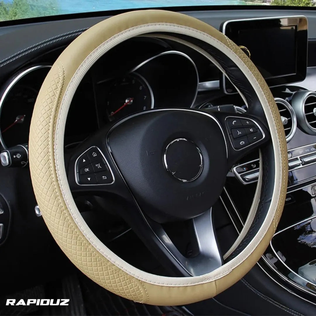 capa de couro universal na cor bege, encaixe fácil em qualquer volante.