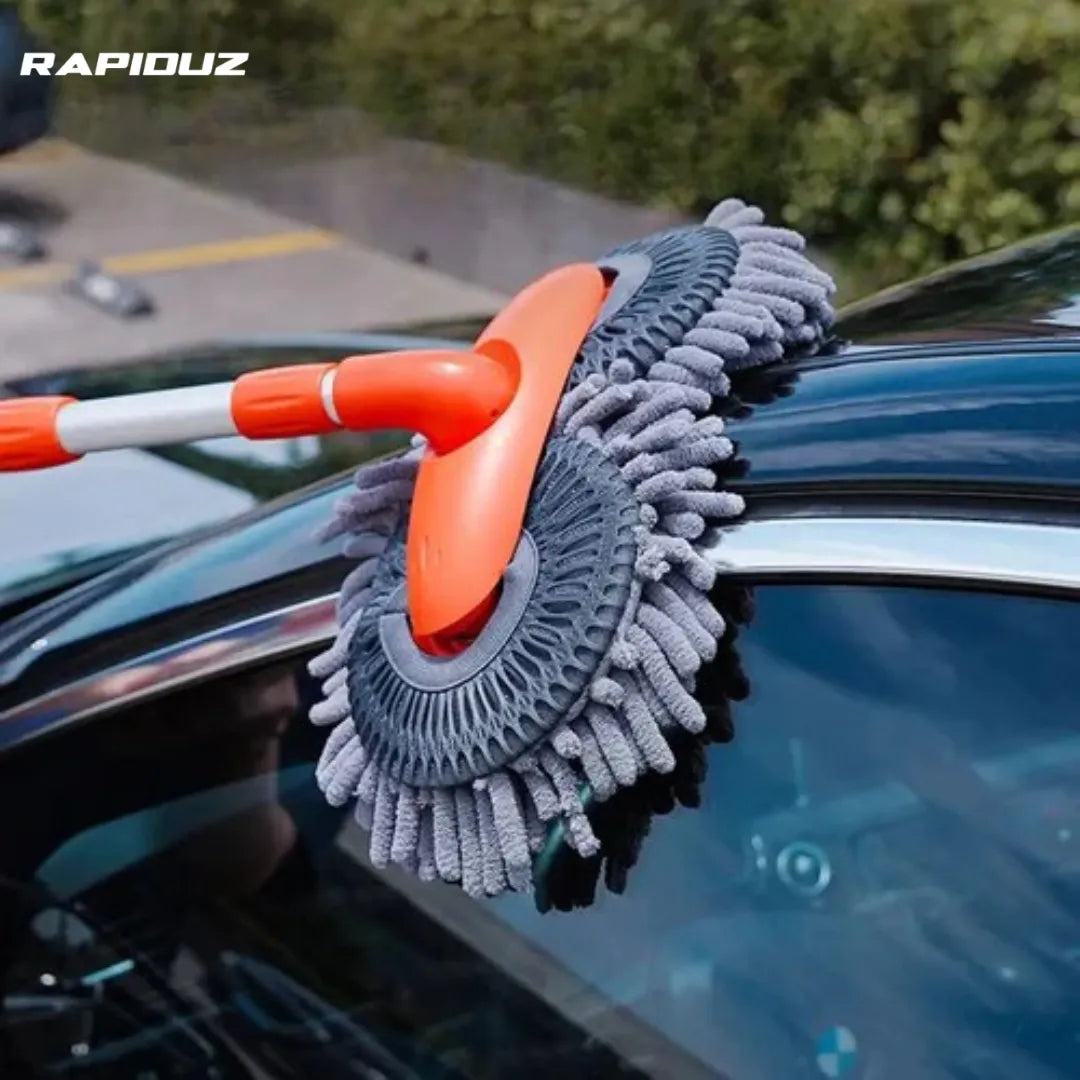 Esfregão limpando vidro lateral e teto do carro com praticidade.