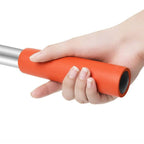 Esfregão com cabo resistente e pegada firme para lavar o carro com controle total.