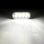 Farol de LED com luz branca forte e ajuste fácil para iluminação automotiva eficiente.