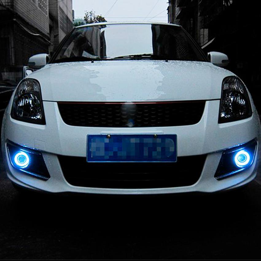 farol de milha de LED sendo usado no carro, iluminação forte e destacada