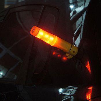 Ferramenta de emergência 5 em 1 usada como sinalizador magnético para segurança no carro.