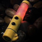 Sinalizador magnético da ferramenta de emergência aceso, ideal para alertar em acidentes.