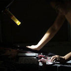 Imagem mostra lanterna da ferramenta de emergência acesa, ideal para situações noturnas.