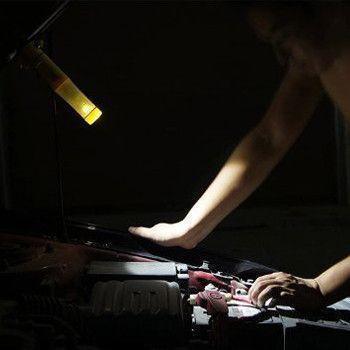 Imagem mostra lanterna da ferramenta de emergência acesa, ideal para situações noturnas.