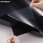 Insulfilm de carro sendo colocado no vidro do carro, com instalação simples e rápida 