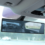 Retrovisor automotivo panorâmico para ampliar visão lateral no carro em movimento.